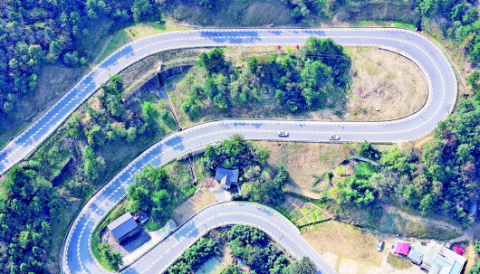 蜿蜒盤山道 山村幸福長