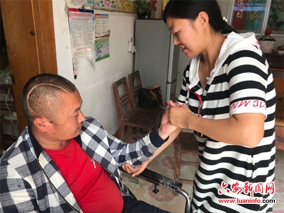 霍邱：深情妻子不離棄 用愛(ài)照顧“植物人”丈夫